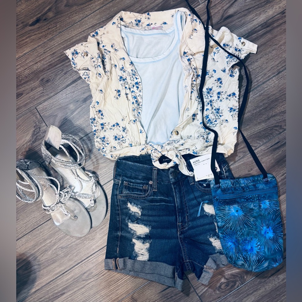 Summer Outfit
Floral Women's Top, Purse
Sandles
Matching Tank & Shorts
